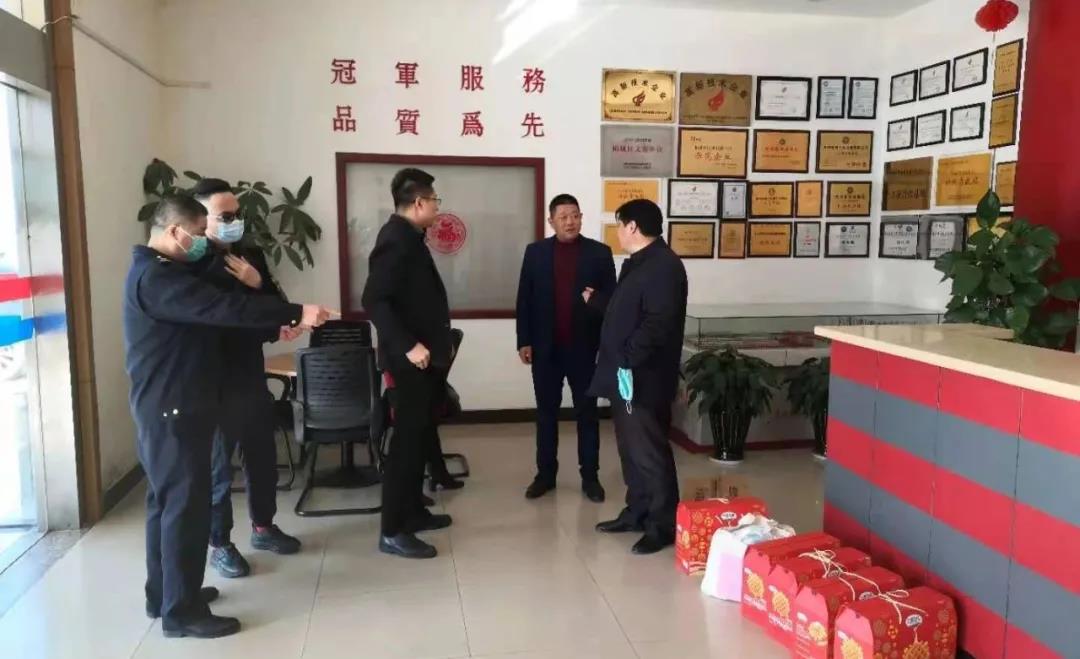 黃橋街道領(lǐng)導(dǎo)到冠科工業(yè)走訪慰問，為留蘇員工送來新春祝福